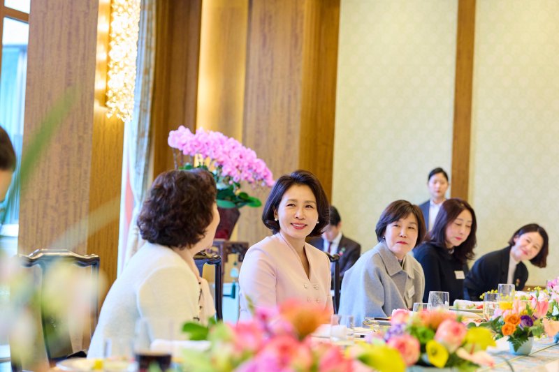 [베이징=뉴시스] 최동준 기자 = 김혜경 여사가 6일(현지 시간) 중국 베이징 조어대에서 재중 한인 여성 활동가 초청 오찬 간담회를 하고 있다. (공동취재) 2026.01.06. photocdj@newsis.com