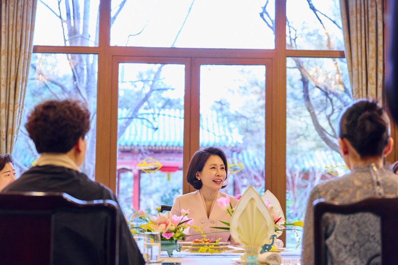 [베이징=뉴시스] 최동준 기자 = 김혜경 여사가 6일(현지 시간) 중국 베이징 조어대에서 재중 한인 여성 활동가 초청 오찬 간담회를 하고 있다. (공동취재) 2026.01.06. photocdj@newsis.com