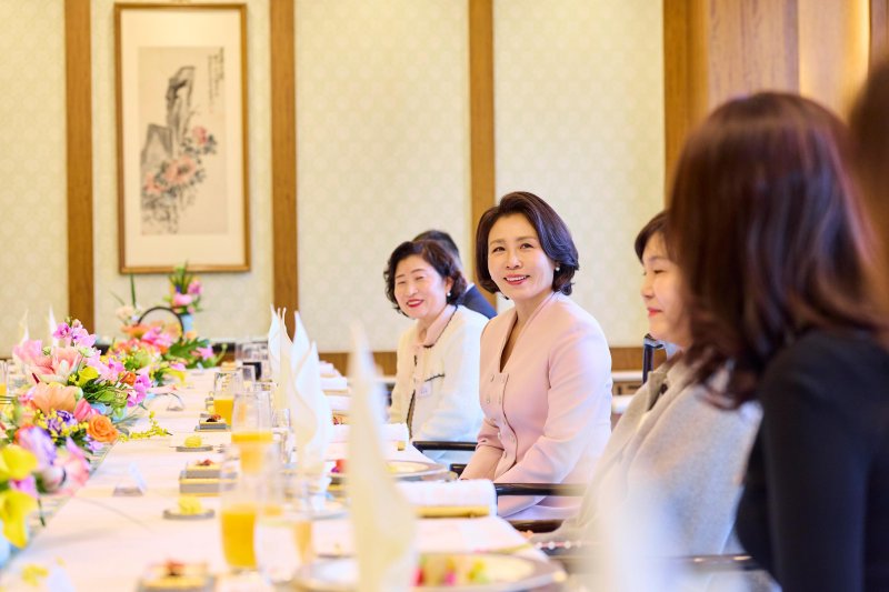 [베이징=뉴시스] 최동준 기자 = 김혜경 여사가 6일(현지 시간) 중국 베이징 조어대에서 재중 한인 여성 활동가 초청 오찬 간담회를 하고 있다. (공동취재) 2026.01.06. photocdj@newsis.com