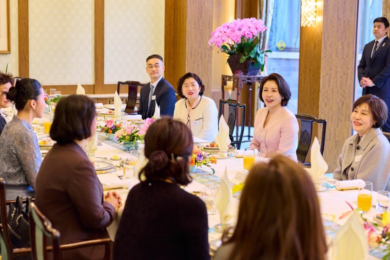 [베이징=뉴시스] 최동준 기자 = 김혜경 여사가 6일(현지 시간) 중국 베이징 조어대에서 재중 한인 여성 활동가 초청 오찬 간담회를 하고 있다. (공동취재) 2026.01.06. photocdj@newsis.com