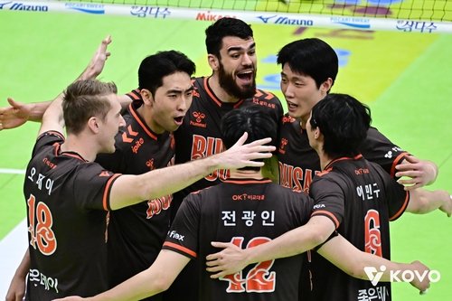 득점 후 기뻐하는 OK저축은행 선수들 (출처=연합뉴스)