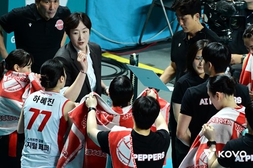 장소연 감독(중앙)의 지시를 듣는 페퍼저축은행 선수들 (출처=연합뉴스)