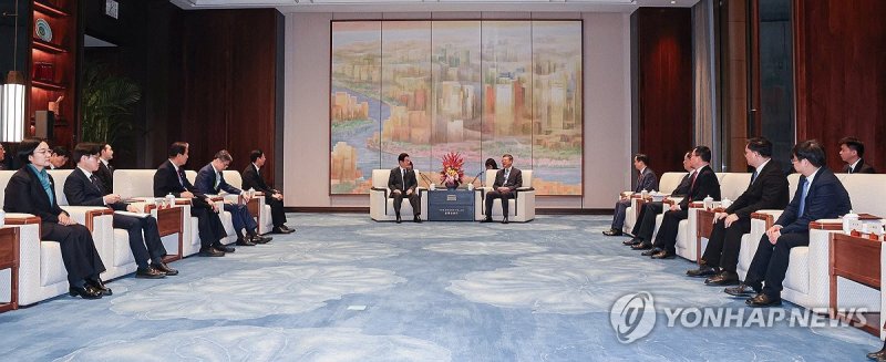 이재명 대통령, 천지닝 상하이 당서기와 사전환담 (출처=연합뉴스)