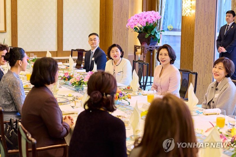 김혜경 여사, 재중 한인 여성활동가 초청 간담회 (출처=연합뉴스)