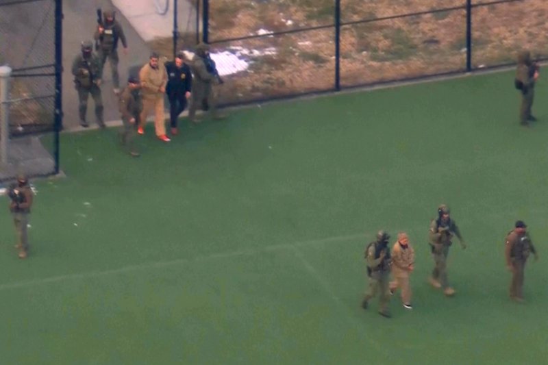 [뉴욕=AP/뉴시스] 수갑을 찬 니콜라스 마두로 베네수엘라 대통령 부부가 5일(현지 시간) 미국 뉴욕에서 맨해튼 연방법원으로 향하는 헬리콥터에 탑승하기 위해 호송되고 있다. 2026.01.06.