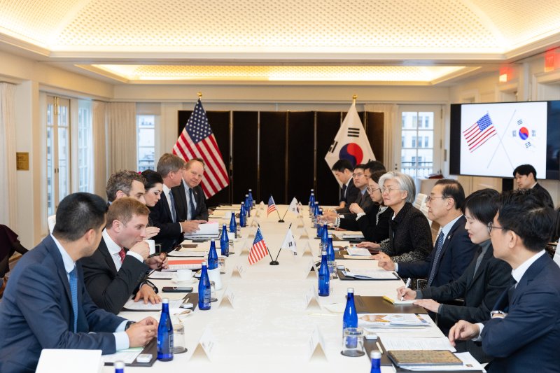 김윤덕 국토교통부 장관이 5일 오후(현지시간) 미국 워싱턴 D.C에서 제임스 댄리 에너지부 부장관과 면담을 하고 있다. (국토교통부 제공. 재판매 및 DB 금지) 2026.1.6/뉴스1