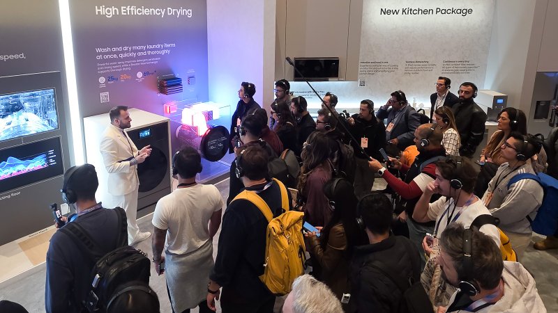 [라스베이거스=뉴시스]삼성전자가 4~7일(현지시간) 미국 라스베이거스 윈 호텔에 단독 전시관을 열었다. 2026년형 비스포크 AI 콤보 신제품을 보기 위해 관람객들이 몰려든 모습. (사진 = 삼성전자) 2026.01.06. photo@newsis.com *재판매 및 DB 금지