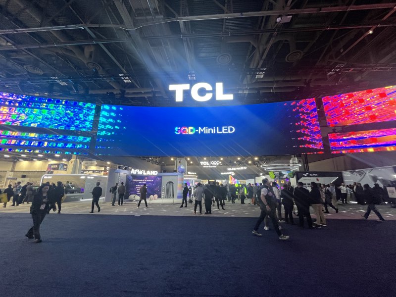 [라스베이거스=뉴시스]이현주 기자 = 6일(현지시간) CES 2026이 개막한 미국 라스베이거스 컨벤션센터(LVCC) 센트럴홀에 마련된 TCL 전시관에 사람들이 몰려 있다. lovelypsyche@newsis.com