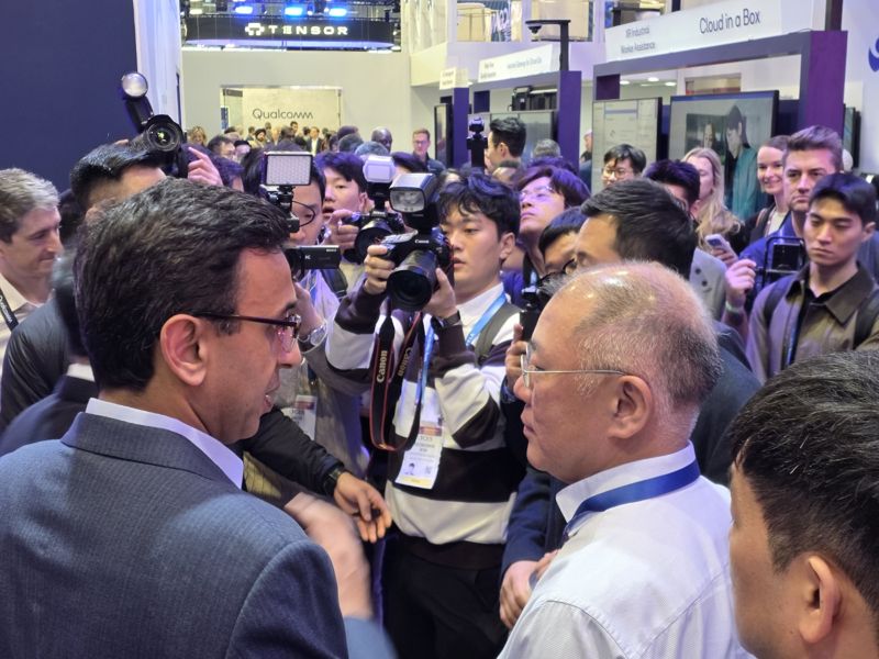 정의선 현대자동차그룹 회장이 6일(현지시간) 세계 최대 가전·정보기술(IT) 전시회 CES 2026가 열린 라스베이거스 컨벤션센터(LVCC)를 찾아 퀄컴 부스에서 관계자들과 만나고 있다. 사진=김학재기자