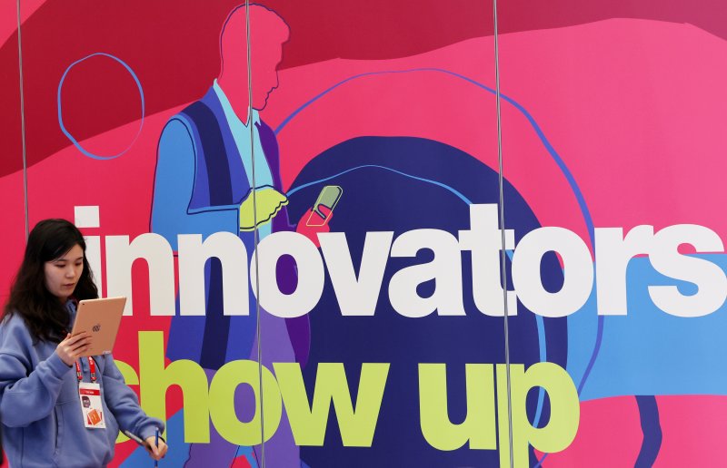 세계 최대 IT(정보기술)·가전 전시회 'CES 2026' 개막을 사흘 앞둔 3일(현지시간) 미국 네바다주 라스베이거스 컨벤션센터(LVCC)에 관련 홍보물이 부착돼 있다. 올해 주제는 ‘혁신가들의 등장(Innovators Show UP)’으로 설정됐다. 2026.1.4/뉴스1 ⓒ News1 황기선 기자