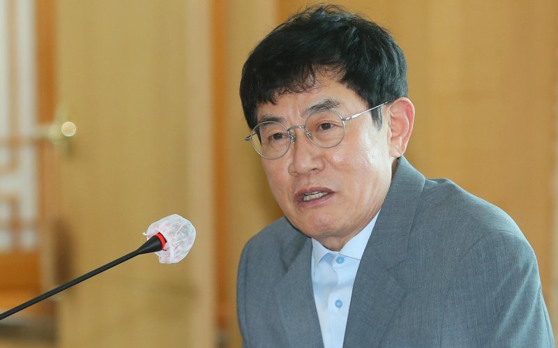 [서울=뉴시스] 김혜진 기자 = 방송인 이경규가 30일 오후 서울 중구 동국대학교에서 열린 건학 120주년 홍보대사 위촉식에서 인사말을 하고 있다. 2025.05.30. jini@newsis.com