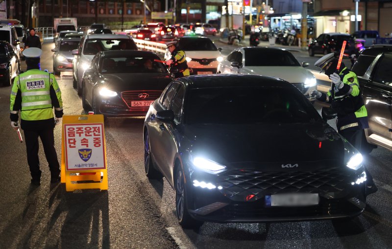 [서울=뉴시스] 황준선 기자 = 관악경찰서 경찰관들이 지난 3일 저녁 서울 관악구 서울대입구역 인근 도로에서 음주·약물운전 단속을 하고 있다. 2024.12.04. hwang@newsis.com