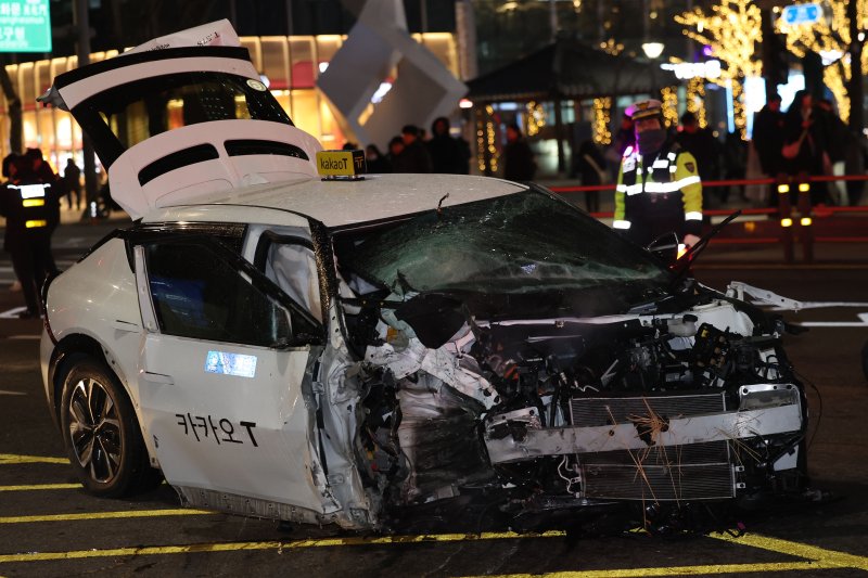 [서울=뉴시스] 권창회 기자 = 2일 오후 서울 종로구 종각역 인근에서 퇴근길 추돌사고가 발생해 1명이 숨지고 9명이 다쳤다. 소방당국과 경찰은 정확한 사고 경위와 피해 규모를 파악하고 있다. 사진은 이날 서울 종로구 종각역 인근 사고현장에서 소방대원들이 사고 수습을 하고 있는 모습. 2026.01.02. kch0523@newsis.com
