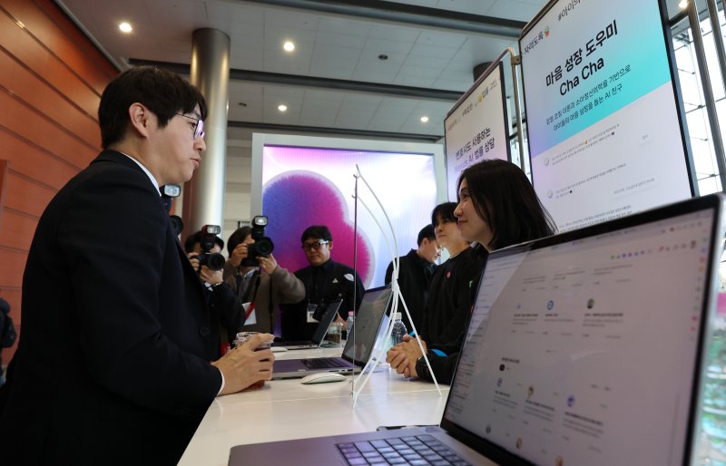 [서울=뉴시스] 이영환 기자 = 하정우 청와대 AI미래기획수석이 30일 오후 서울 강남구 코엑스에서 열린 독자 AI 파운데이션 모델 프로젝트 1차 발표회에서 네이버클라우드 부스를 살펴보고 있다. 2025.12.30. 20hwan@newsis.com