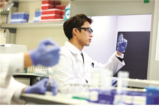 셀트리온 연구원이 후보물질을 살펴보고 있다.(셀트리온 제공)/뉴스1