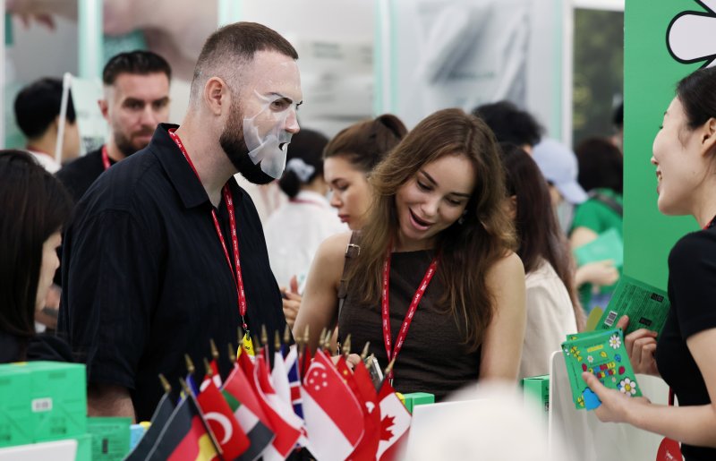 서울 강남구 코엑스에서 열린 글로벌 뷰티·화장품 전문 전시회 '2025 인터참코리아'에서 외국인 참관객이 마스크팩을 착용하고 있다. 2025.7.2/뉴스1 ⓒ News1 구윤성 기자