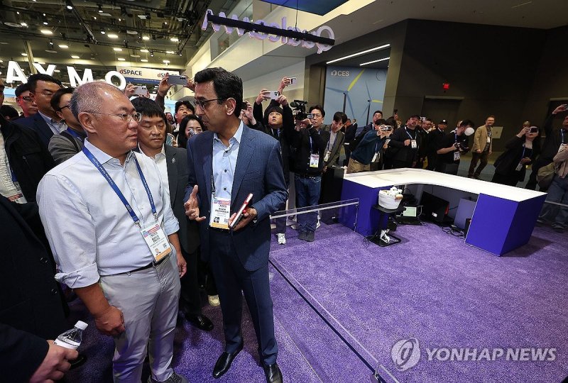 퀄컴 부스 찾은 정의선 회장 (출처=연합뉴스)