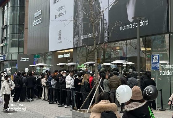 무신사 스탠다드 홍대 플래그십 스토어 앞에서 고객들이 입장을 기다리고 있다.(무신사 제공)