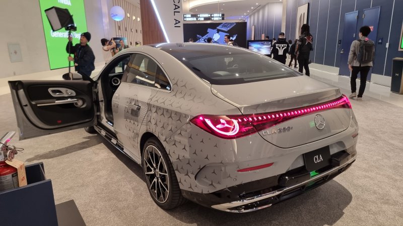 [라스베이거스=뉴시스]이지용 기자 = 미국 라스베이거스 퐁텐블로 호텔 4층에 마련된 엔비디아 솔루션 전시 공간. 메르세데스-벤츠 CLA 차량이 전시되어 있다. 2026.01.07. leejy5223@newsis.com *재판매 및 DB 금지