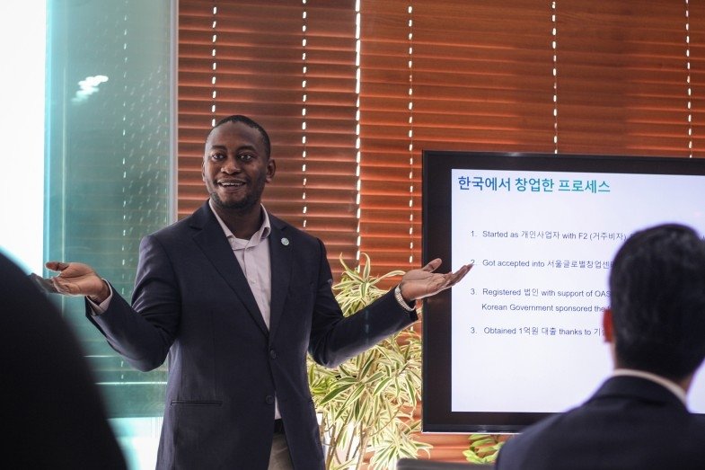 대학생 상대 한국에서 창업 설명하는 존슨 펜 에코링크스 대표 (출처=연합뉴스)