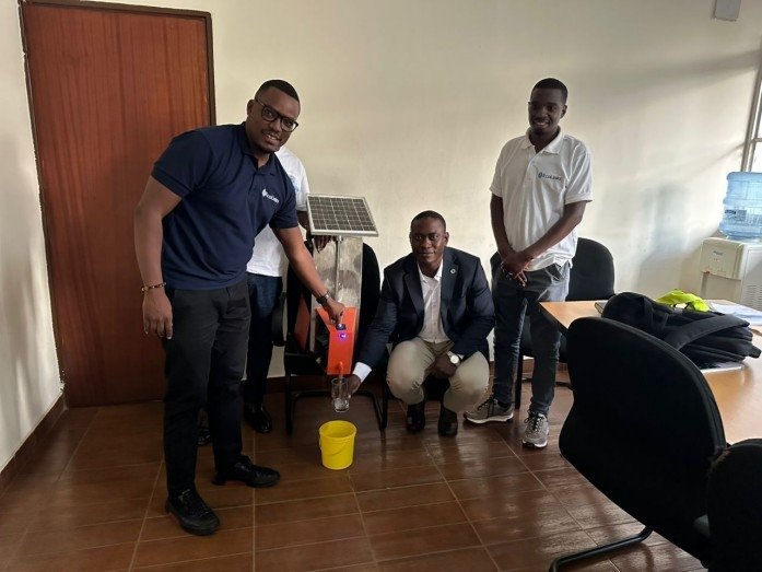 르완다 태양광 기반 급수 시스템 점검하는 존슨 펜(가운데) 대표 (출처=연합뉴스)