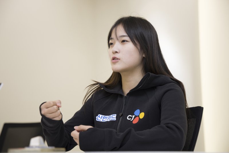 [서울=뉴시스] 김근수 기자 = 2026 밀라노·코르티나담페초 동계 올림픽 기대주이자 한국 스노우보드 간판 최가온이 지난 6일 서울 강남구 올댓스포츠 본사에서 뉴시스와 인터뷰를 하고 있다. 최가온은 지난 중국 허베이성 장자커우시에서 열린 2025-26 FIS 스노보드 월드컵 여자 하프파이프 결선에서 92.75점을 기록하며 우승을 차지해 이번 올림픽에 기대를 걸고 있다. 2026.01.07. ks@newsis.com