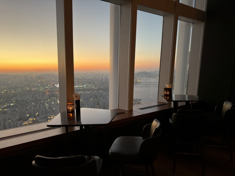 [서울=뉴시스] 김민성 기자 = 지난 5일 오후 서울 송파구 롯데월드타워 81층에 위치한 '바81'에서 바라본 서울 야경 모습. 2026.01.05. kms@newsis.com. *재판매 및 DB 금지