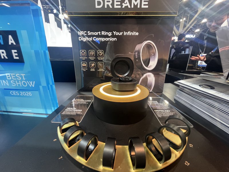 [라스베이거스=뉴시스]이현주 기자 = 6일(현지시간) CES 2026이 개막한 미국 라스베이거스 컨벤션센터 센트럴홀에 마련된 드리미 전시관. 삼성전자 갤럭시 링을 연상케 하는 웨어러블 기기가 전시돼 있다. lovelypsyche@newsis.com