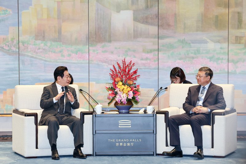 [상하이=뉴시스] 최동준 기자 = 중국을 국빈 방문 중인 이재명 대통령이 6일(현지 시간) 상하이 세계회객청에서 천지닝 상하이시 당 서기와 만찬에 앞서 사전환담을 하고 있다. 2026.01.06. photocdj@newsis.com