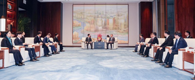 [상하이=뉴시스] 최동준 기자 = 중국을 국빈 방문 중인 이재명 대통령이 6일(현지 시간) 상하이 세계회객청에서 천지닝 상하이시 당 서기와 만찬에 앞서 사전환담을 하고 있다. 2026.01.06. photocdj@newsis.com