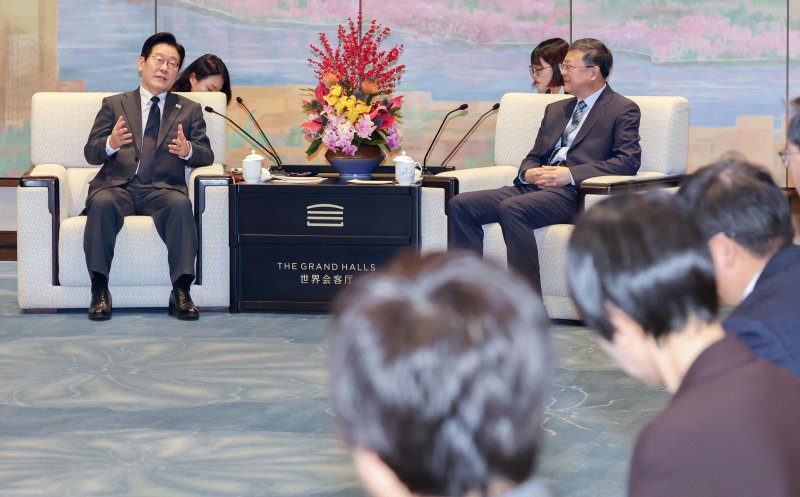 [상하이=뉴시스] 최동준 기자 = 중국을 국빈 방문 중인 이재명 대통령이 6일(현지 시간) 상하이 세계회객청에서 천지닝 상하이시 당 서기와 만찬에 앞서 사전환담을 하고 있다. 2026.01.06. photocdj@newsis.com