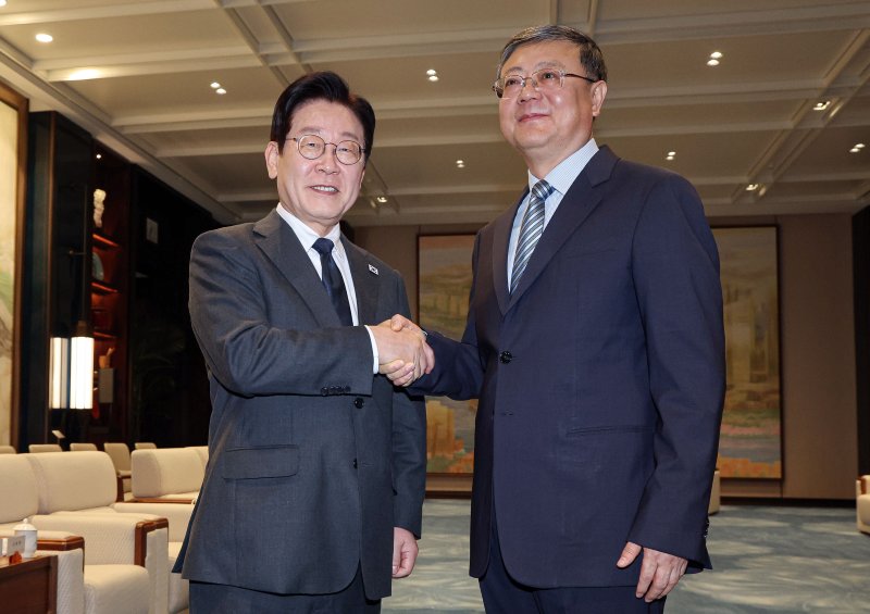 [상하이=뉴시스] 최동준 기자 = 중국을 국빈 방문 중인 이재명 대통령이 6일(현지 시간) 상하이 세계회객청에서 천지닝 상하이시 당 서기와 인사하고 있다. 2026.01.06. photocdj@newsis.com