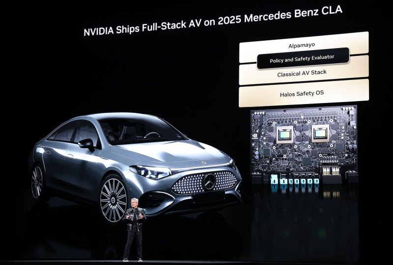 젠슨 황 엔비디아 CEO가 5일(현지시간) 미국 네바다주 라스베이거스 퐁텐블로 호텔에서 열린 엔비디아 CES 2026 라이브에서 기조연설 도중 벤츠와의 협업에 대해 설명하고 있다. (공동취재) 2026.1.6/뉴스1 ⓒ News1 황기선 기자