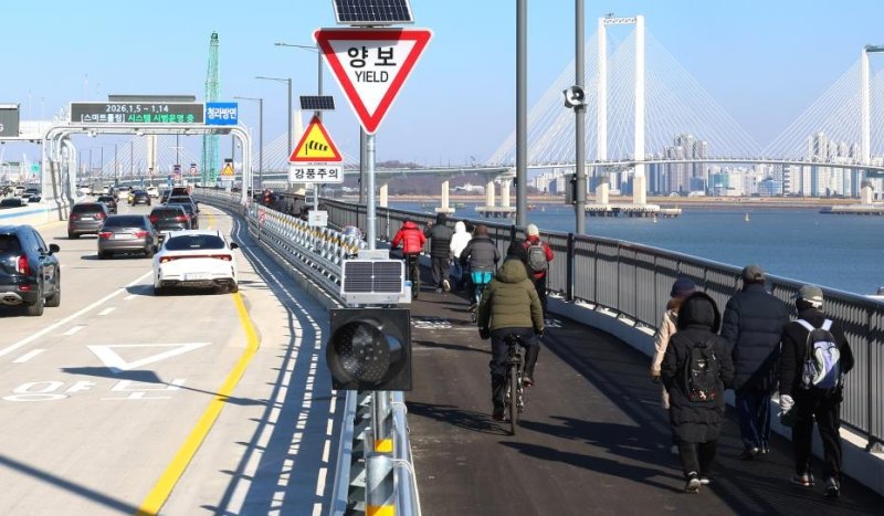 '개통 첫날' 지난 5일 제3연륙교 (출처=연합뉴스)