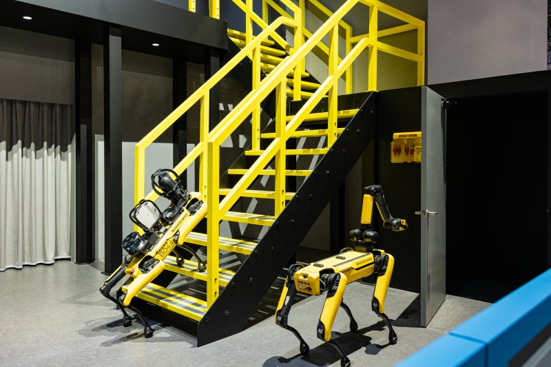 오는 6일(현지시간) 미국 라스베이거스에서 열린 세계 최대 가전·정보기술(IT) 전시회 CES 2026에 참가한 현대차그룹의 부스에서 오르빗 AI를 연계한 스팟의 시연 모습. 사진=현대차그룹 제공