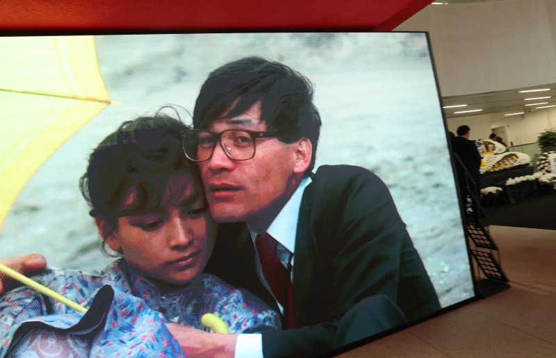 6일 오후 서울 중구 서울영화센터에 마련된 '국민배우' 고 안성기 시민 추모공간에 고인의 추모 영상이 상영되고 있다. 충무로 서울영화센터는 오는 8일 오후 6시까지 추모 공간을 운영한다. 2026.1.6/뉴스1 ⓒ News1 오대일 기자