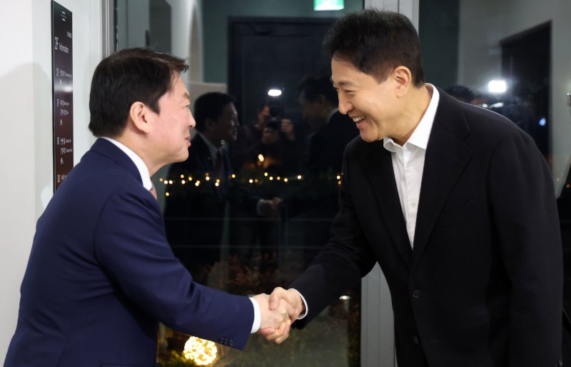 [서울=뉴시스] 김진아 기자 = 오세훈 서울시장과 안철수 국민의힘 의원이 6일 서울 용산구 서울시장 공관에서 만찬회동을 하기 앞서 인사를 나누고 있다. (공동취재) 2025.01.06. photo@newsis.com
