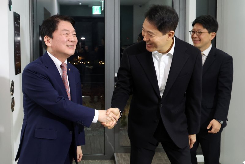 [서울=뉴시스] 김진아 기자 = 오세훈(오른쪽) 서울시장과 안철수 국민의힘 의원이 6일 서울 용산구 서울시장 공관에서 만찬회동을 하기 앞서 인사를 나누고 있다. (공동취재) 2025.01.06. photo@newsis.com