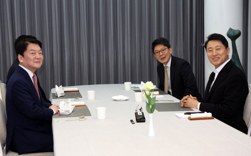[서울=뉴시스] 김진아 기자 = 오세훈(오른쪽) 서울시장과 안철수 국민의힘 의원이 6일 서울 용산구 서울시장 공관에서 만찬회동을 하고 있다. (공동취재) 2025.01.06. photo@newsis.com