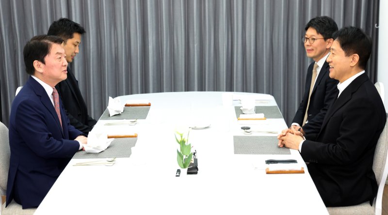 [서울=뉴시스] 김진아 기자 = 오세훈(오른쪽) 서울시장과 안철수 국민의힘 의원이 6일 서울 용산구 서울시장 공관에서 만찬회동을 하고 있다. (공동취재) 2025.01.06. photo@newsis.com