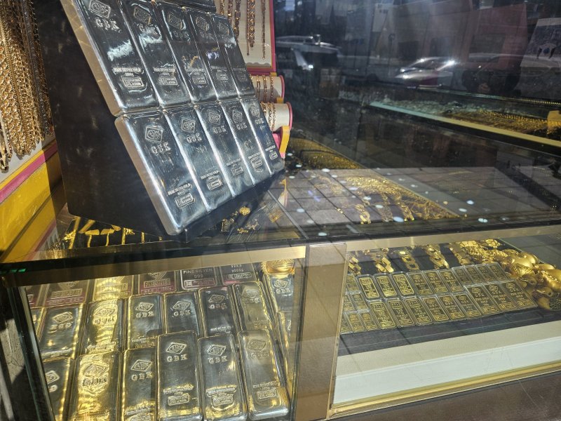 6일 서울 종로구 종로3가 귀금속 거리에 위치한 아이디쥬얼리 매장 앞 진열대에 실버바가 진열돼 있다. 2026.1.6/뉴스1 ⓒ News1 유채연 기자