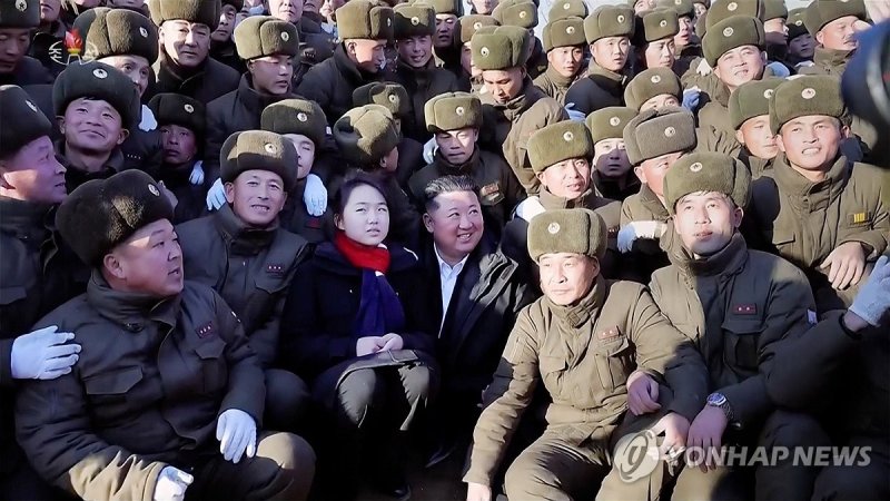 김정은·주애, 파병기념관 건설 군인들과 기념촬영 (출처=연합뉴스)