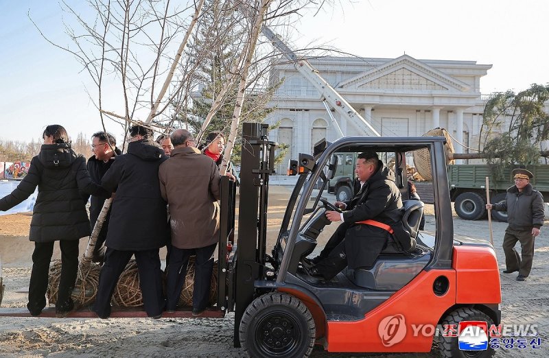 김정은, 파병기념관에 식수 (출처=연합뉴스)