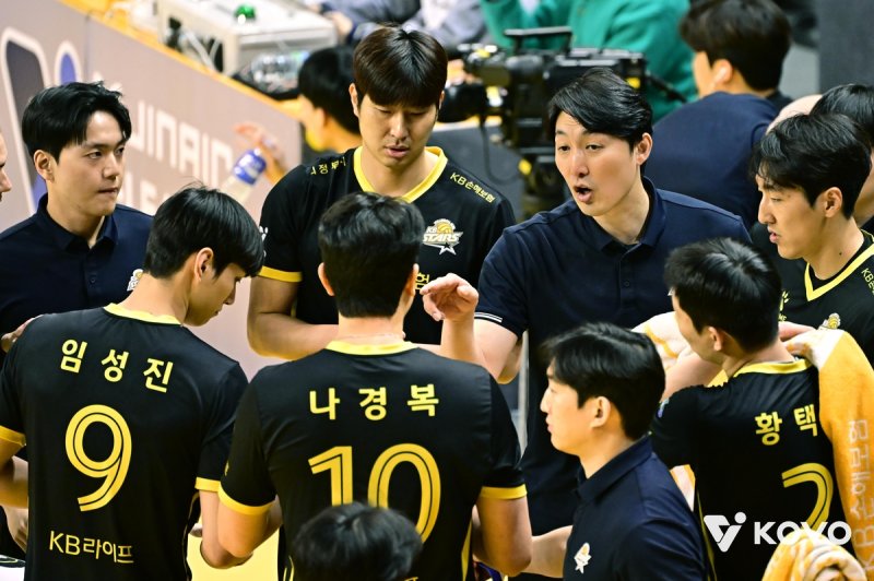하현용 감독대행(중앙)의 지시를 듣는 KB손보 선수들 (출처=연합뉴스)