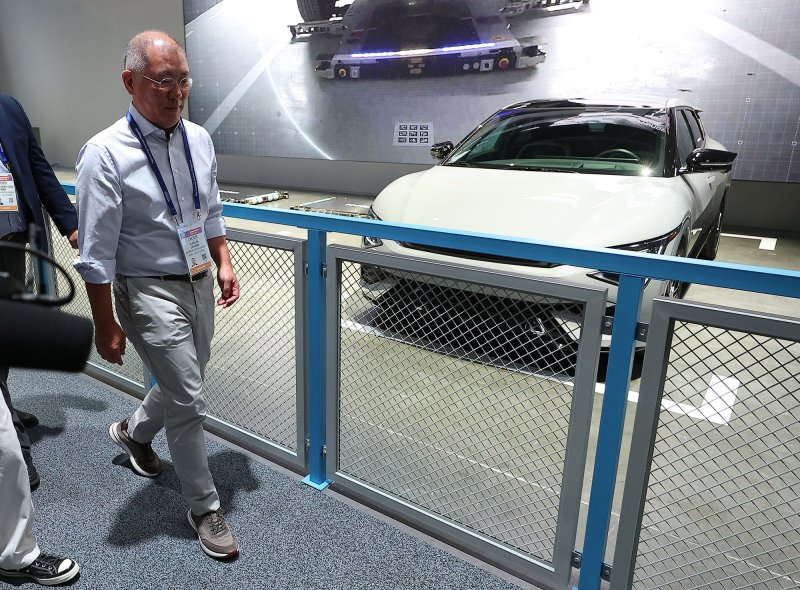 정의선 현대차그룹 회장이 6일(현지시간) 미국 네바다주 라스베이거스 컨벤션센터(LVCC) 현대차 부스를 둘러보고 있다. (공동취재) 2026.1.7/뉴스1 ⓒ News1 황기선 기자