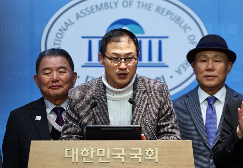 [서울=뉴시스] 김명년 기자 = 김상욱 더불어민주당 의원이 22일 오후 서울 여의도 국회 소통관에서 한미 대북정책 조율협의회 출범 관련 제2의 한미워킹그룹화 우려 표명 및 동맹 간 대북정책 조율 통일부 주도 지지 성명 발표 기자회견'을 열고 발언하고 있다. 2025.12.22. kmn@newsis.com