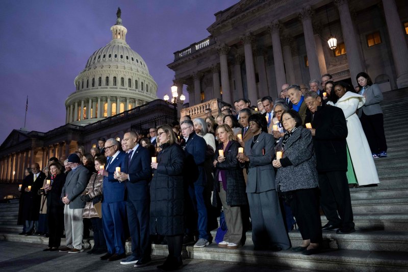미국 하원의 민주당 인사들이 6일(현지시간) 미국 워싱턴DC 국회의사당에 앞에서 지난 2021년 1월 6일 발생한 의회 폭동 희생자를 추모하는 촛불을 들고 있다.AFP연합뉴스
