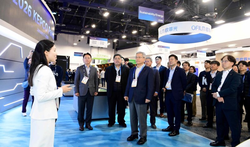 CES 2026 한전관에서 설명 듣는 김동철 한전 사장 등 관계자들 (출처=연합뉴스)