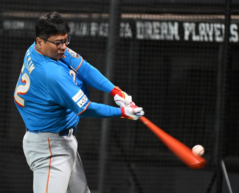 김태균이 29일 일본 에스콘필드 홋카이도에서 한일 야구 레전드 선수 간 친선 경기 ‘한일 드림 플레이어즈 게임’을 앞두고 배팅을 하고 있다. 2025.11.29/뉴스1 ⓒ News1 사진공동취재단