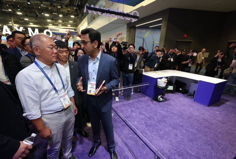 정의선 현대차그룹 회장이 6일(현지시간) 미국 네바다주 라스베이거스 컨벤션센터(LVCC) 퀄컴 부스를 둘러보고 있다. (공동취재) 2026.1.7/뉴스1 ⓒ News1 황기선 기자